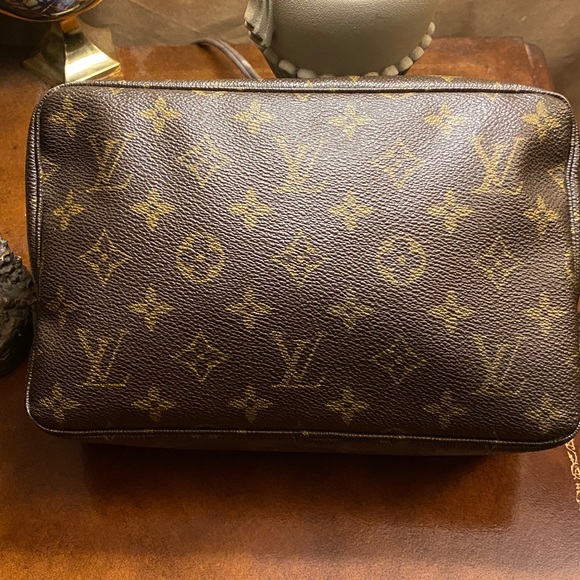 Louis Vuitton Trousseau Toiletry
Pouch Monogram 23 Brown Clutch - Picture 2 of 11